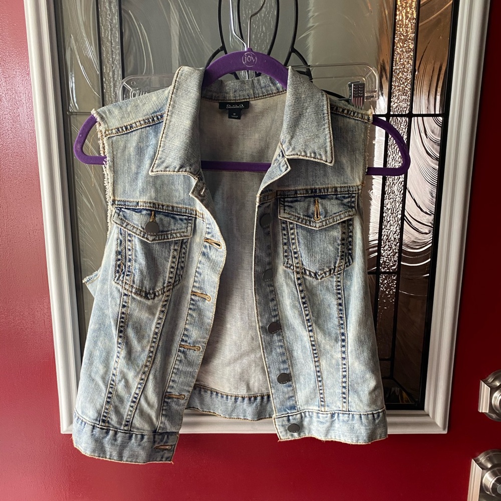 Women’s sleeveless jacket